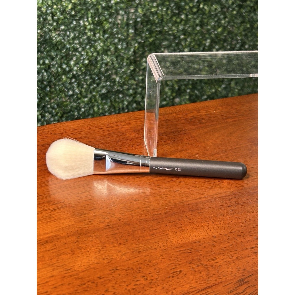MAC Brush 135S SYNTHETIC LARGE FLAT POWDER BRUSH